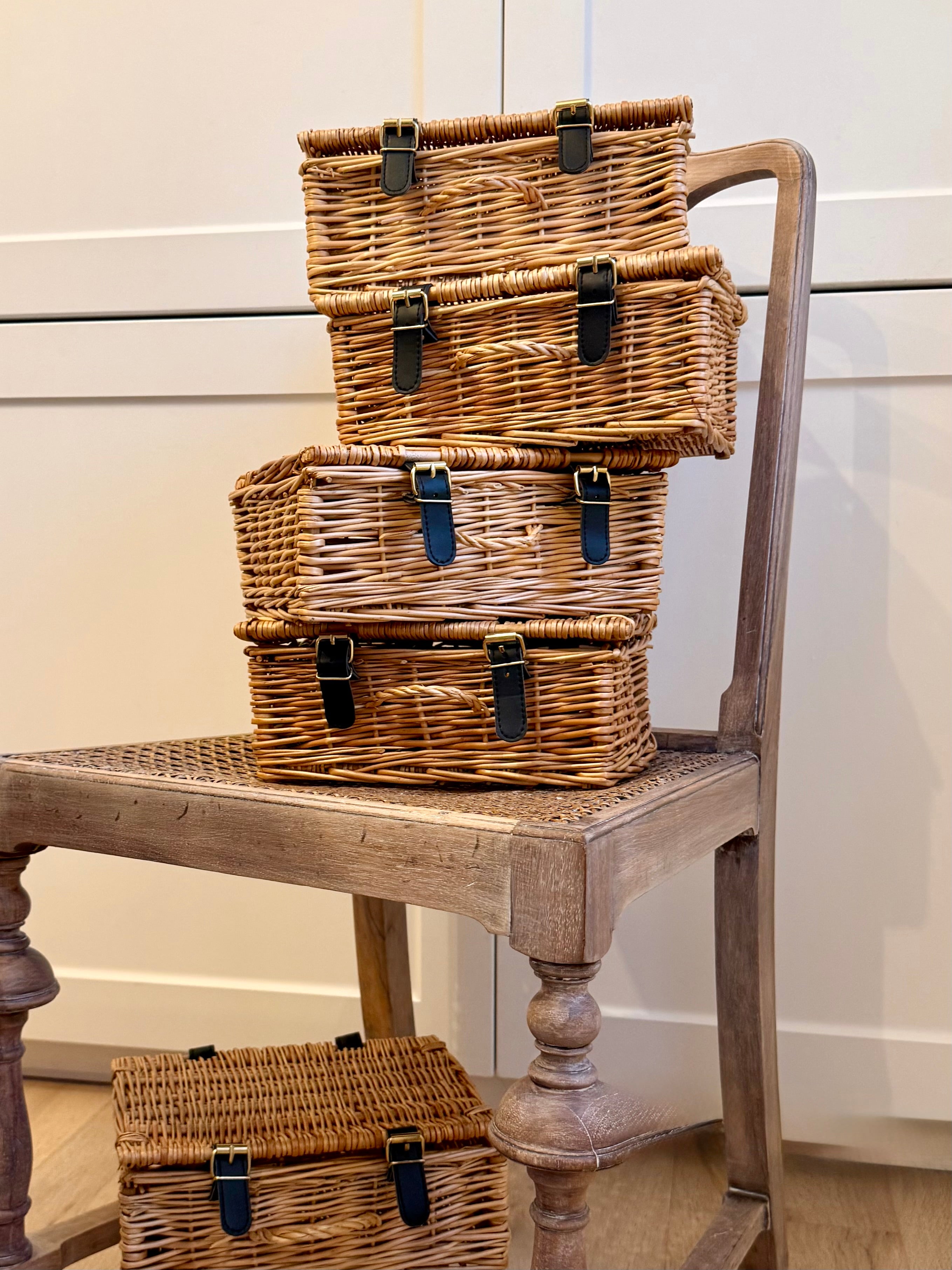 WICKER GIFT HAMPER