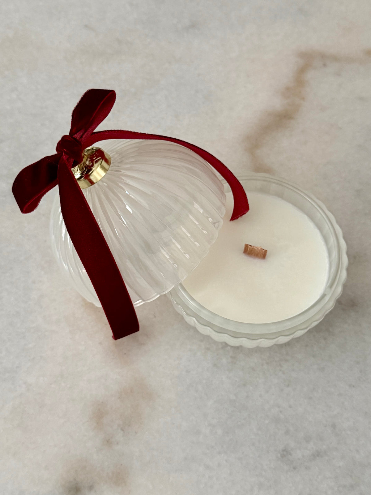 WHITE BAUBLE WINTER CANDLE