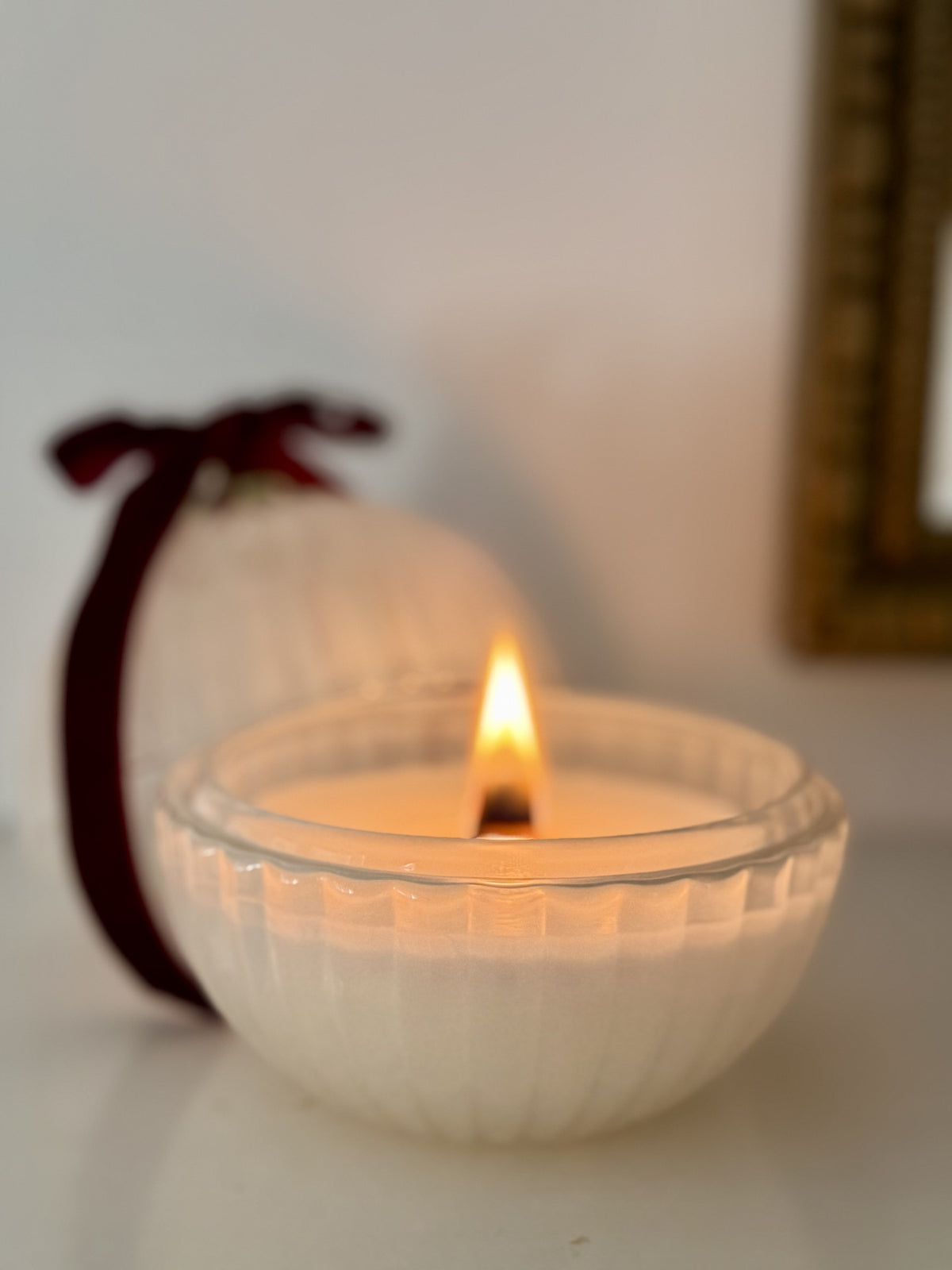 WHITE BAUBLE WINTER CANDLE