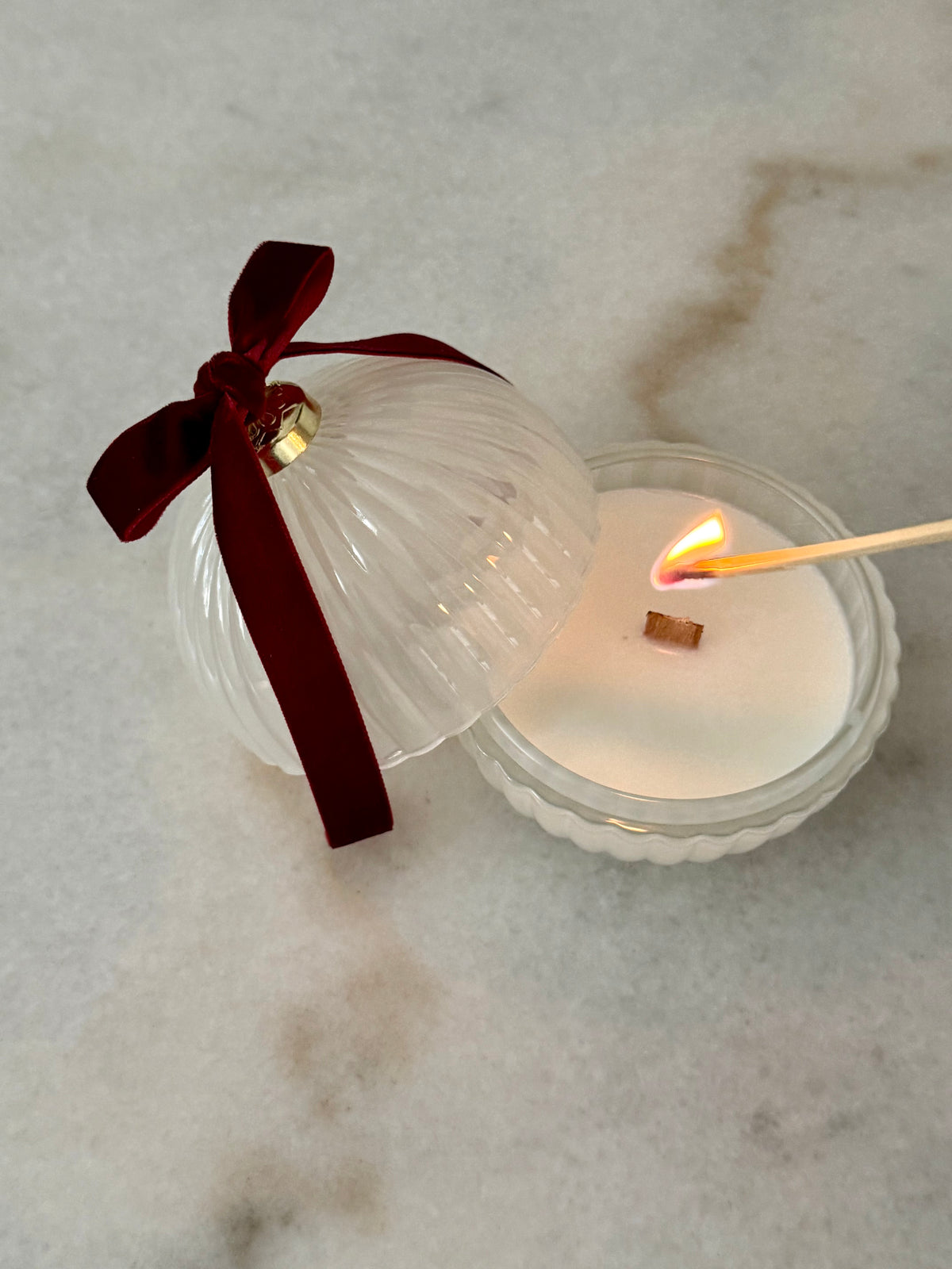 WHITE BAUBLE WINTER CANDLE